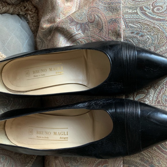 Bruno Magli ladies size 10(US) black pumps - Picture 2 of 3